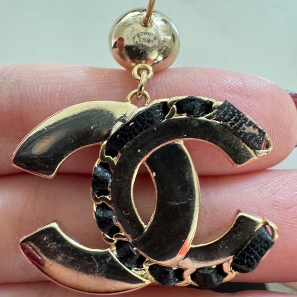 Super Rare Classic Chanel CC Logo Leather, Pearl & Crystal Drop Gold Earrings - Picture 3 of 4
